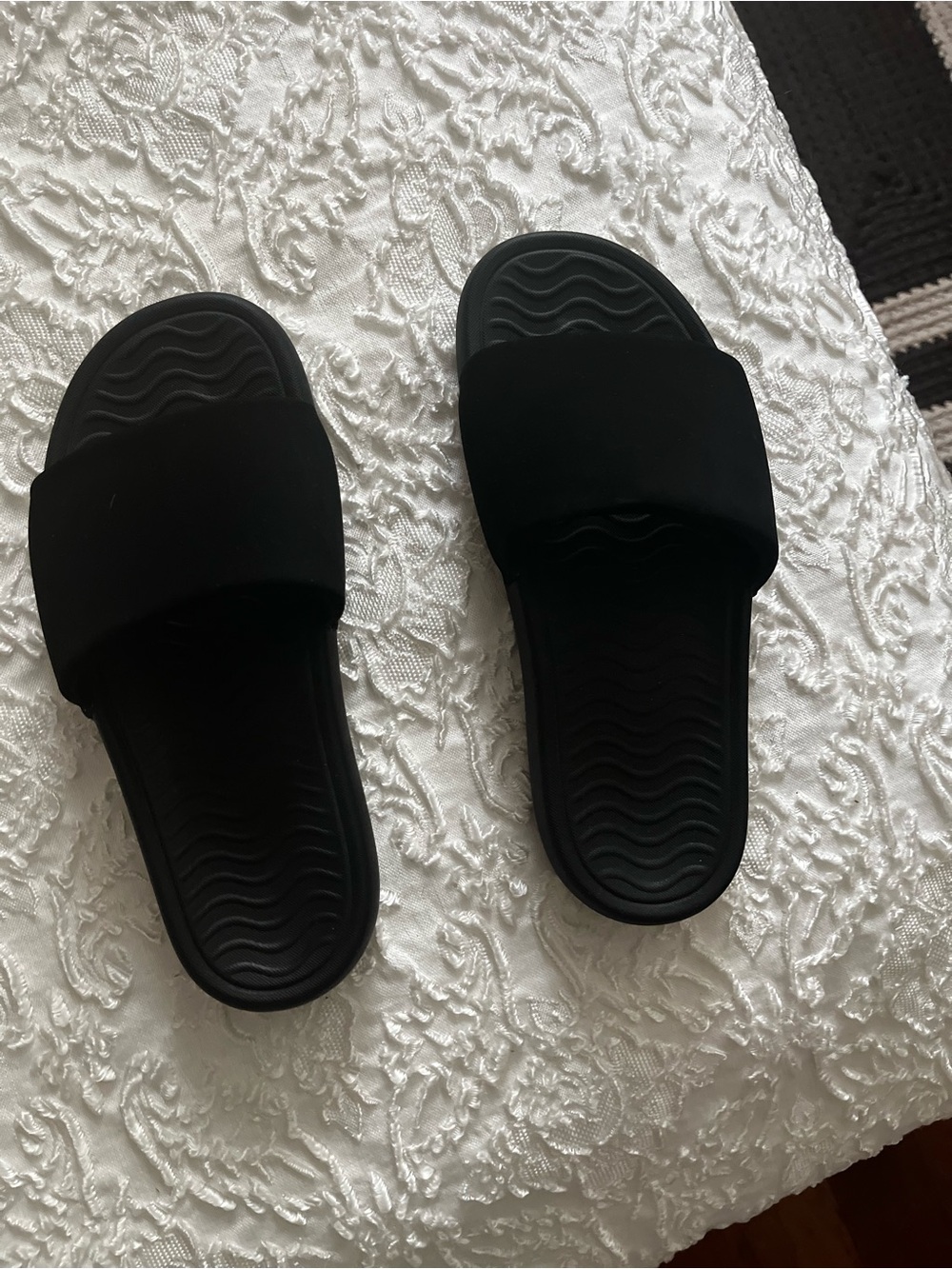 Slip-On Slides Sandals in Black, Size 6